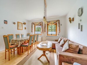 Fernseher, Tischfußball, Tischtennisplatte