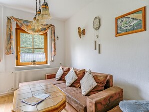 Téléviseur, table de baby-foot, table de ping-pong