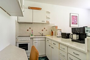 Kühlschrank, Mikrowelle, Ofen, Wasserkocher mit Kaffee-/Teezubehör