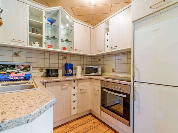 Geladeira, micro-ondas, fogão, cooktop