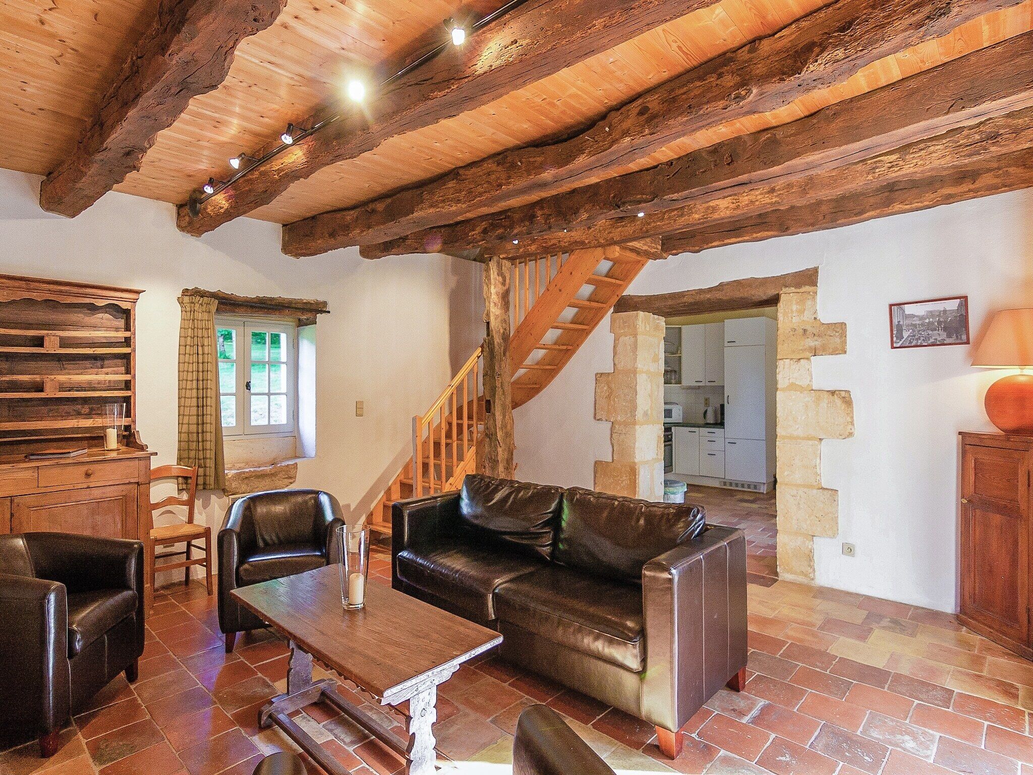 Télévision, lecteur de DVD, table de tennis de table