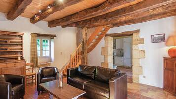 Télévision, lecteur de DVD, table de tennis de table