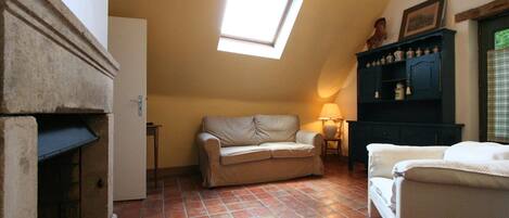 Takka, DVD-soitin, pöytätennispöytä