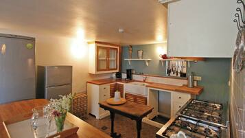 Frigorífico, microondas, horno y lavavajillas