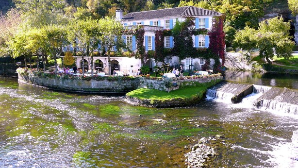 A riverside property with a stone bridge, a waterfall, and a garden with flowers. - Lovely Villa in La Coquille with Swimming Pool (La Coquille)