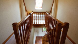 A wooden staircase with a view of the lower floor. - Lovely Villa in La Coquille with Swimming Pool (La Coquille)