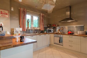 電子レンジ、オーブン、コンロ、食器洗い機