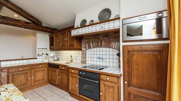 Een microgolfoven, een oven, een vaatwasser