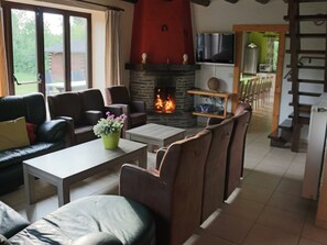 Een televisie, een open haard en een dvd-speler