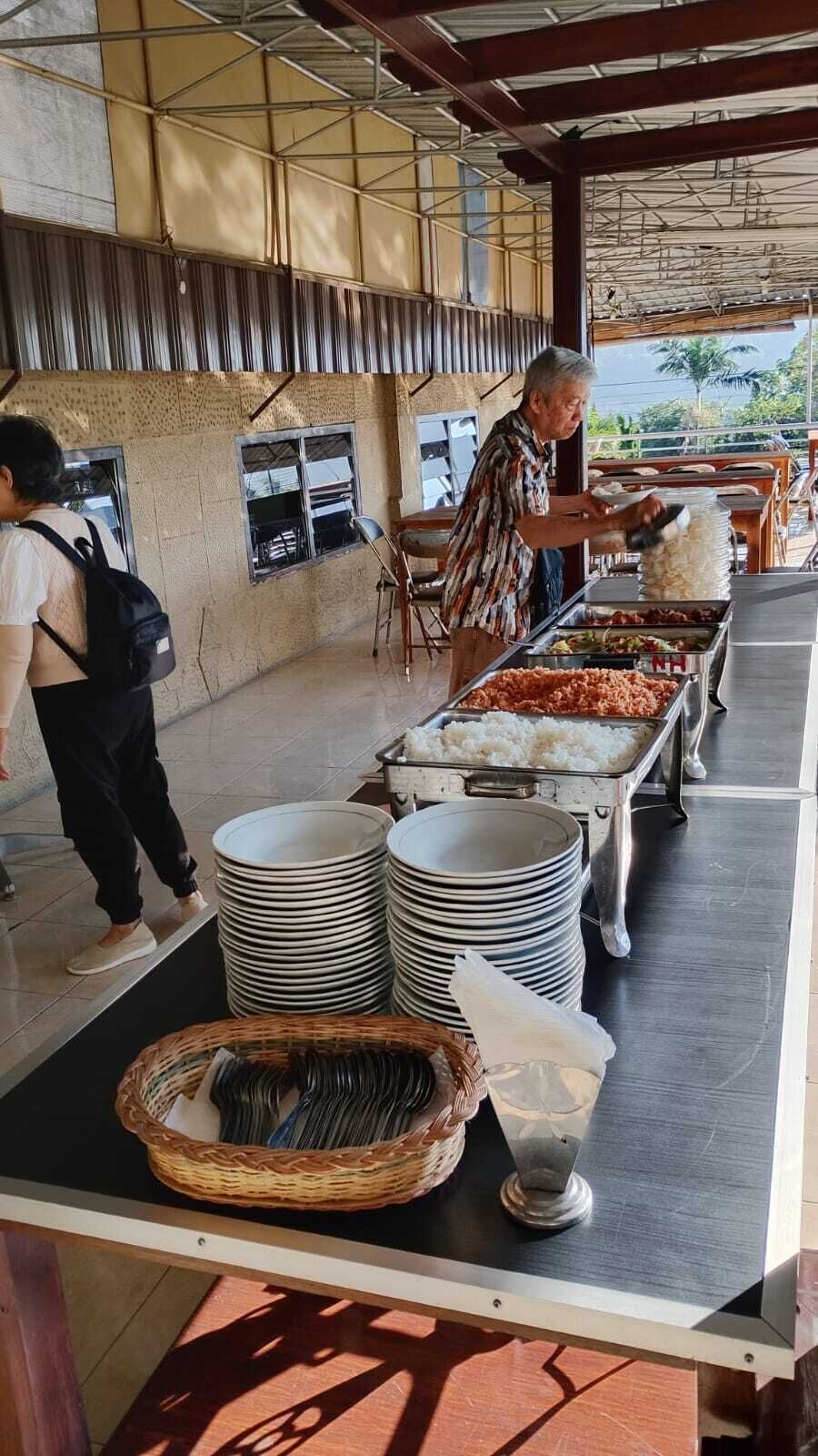 아침 식사, 점심 식사 및 저녁 식사 제공