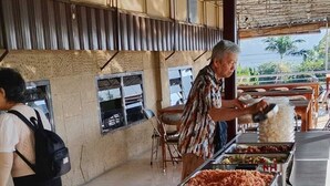 يتم تقديم الإفطار والغداء والعشاء 
