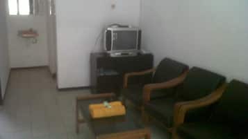 Familienzimmer | Wohnzimmer | 32-Zoll-LCD-Fernseher mit Satellitenempfang, Fernseher