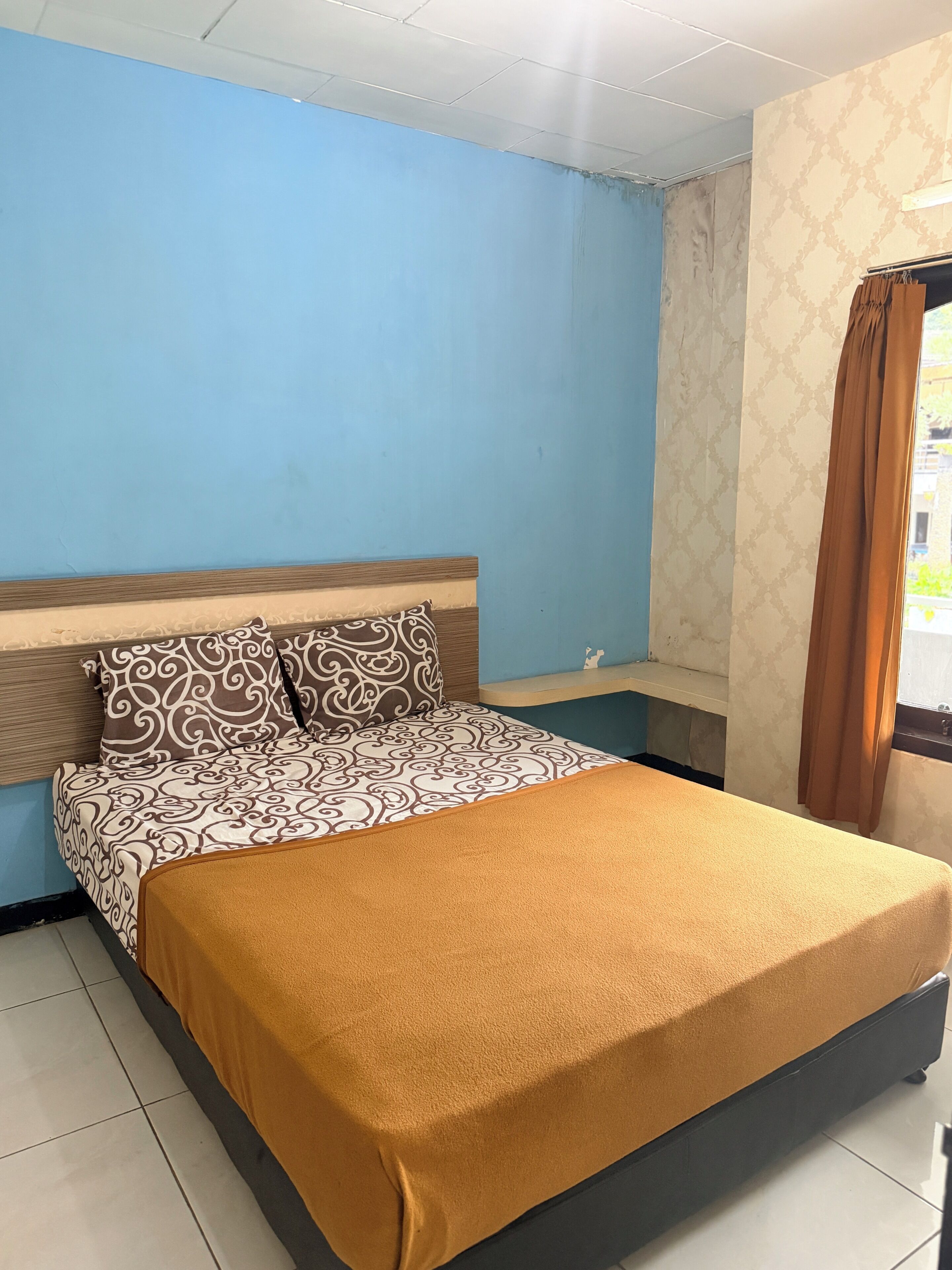 Family Room | Desk, free WiFi