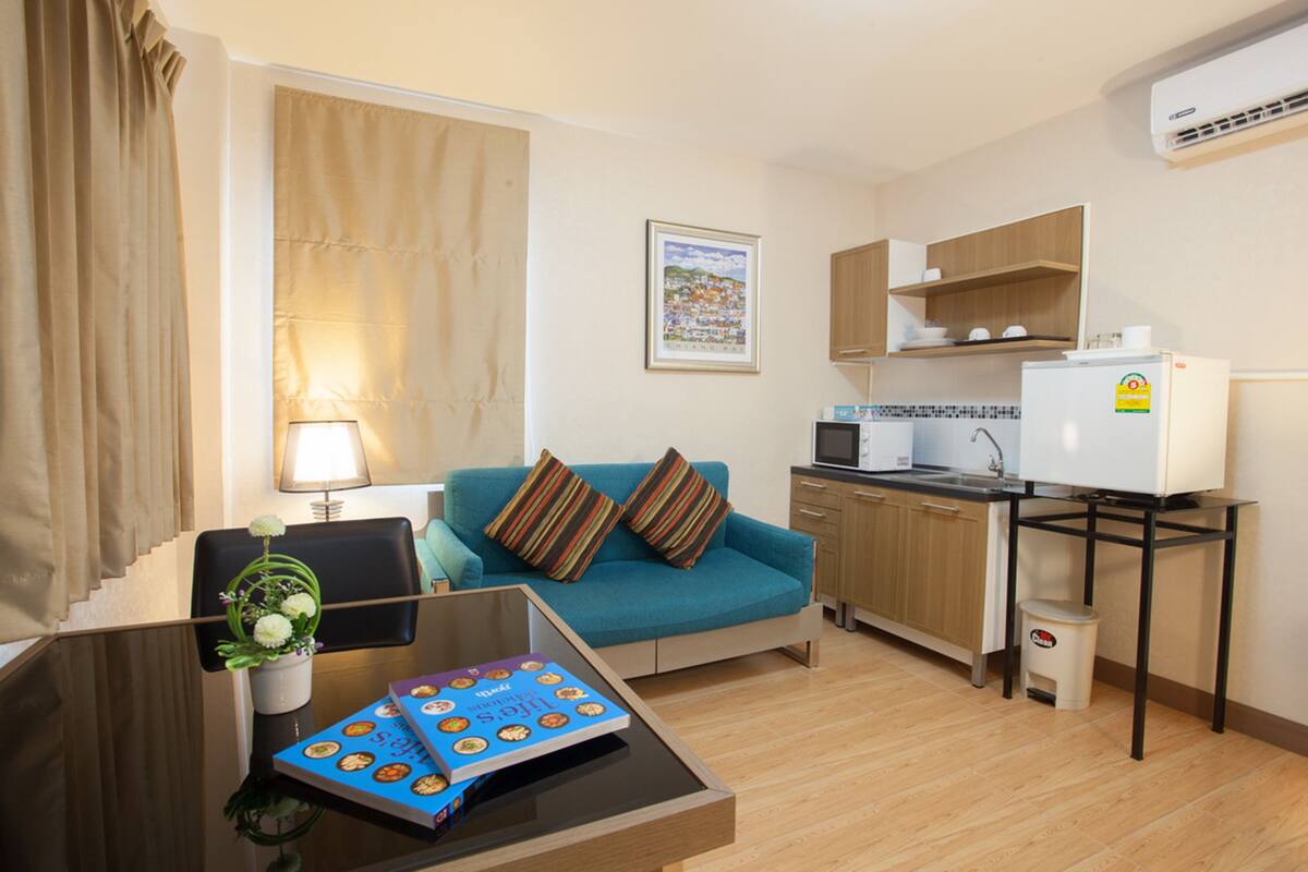 Deluxe Double Room | Living area | 24-inch LCD TV with cable channels, TV