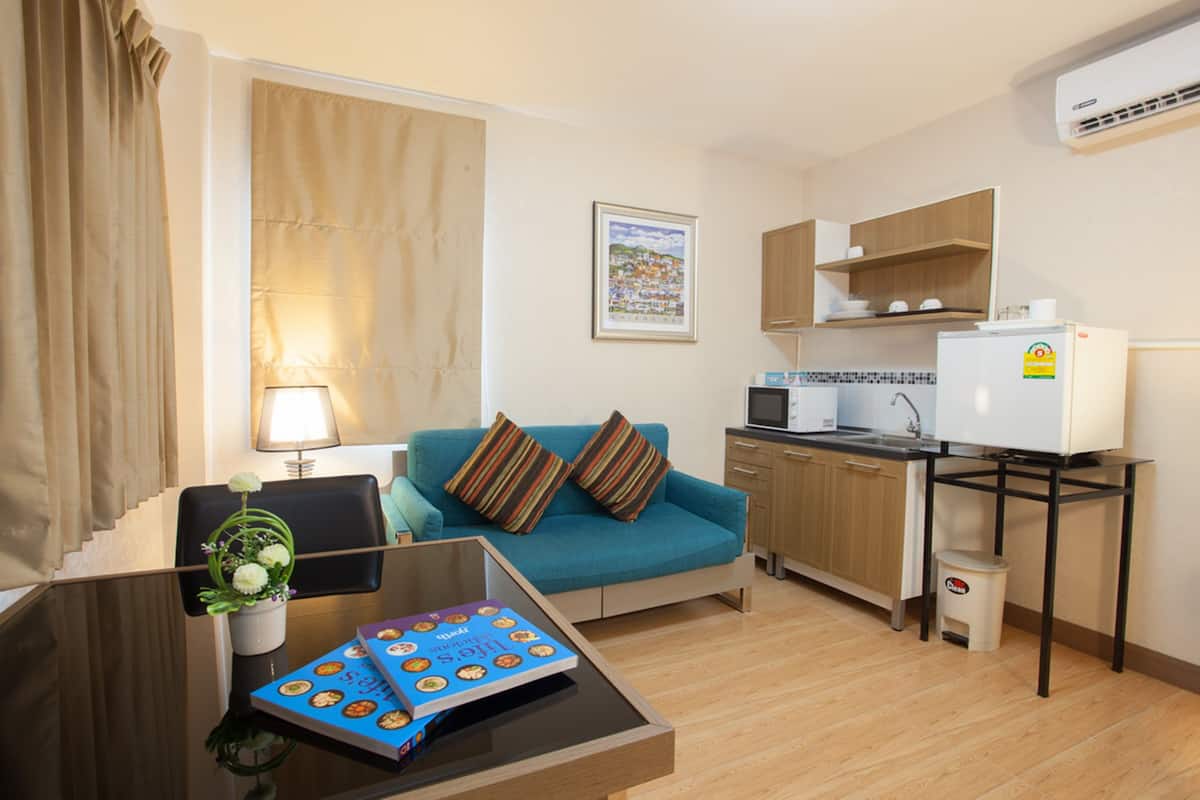 Quarto casal luxo | Área de estar | TV LCD 24 polegadas com canais a cabo, TV
