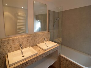 Ensemble baignoire-douche