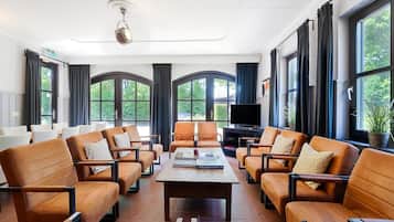 Een televisie, een open haard, een dvd-speler en een tafeltennistafel