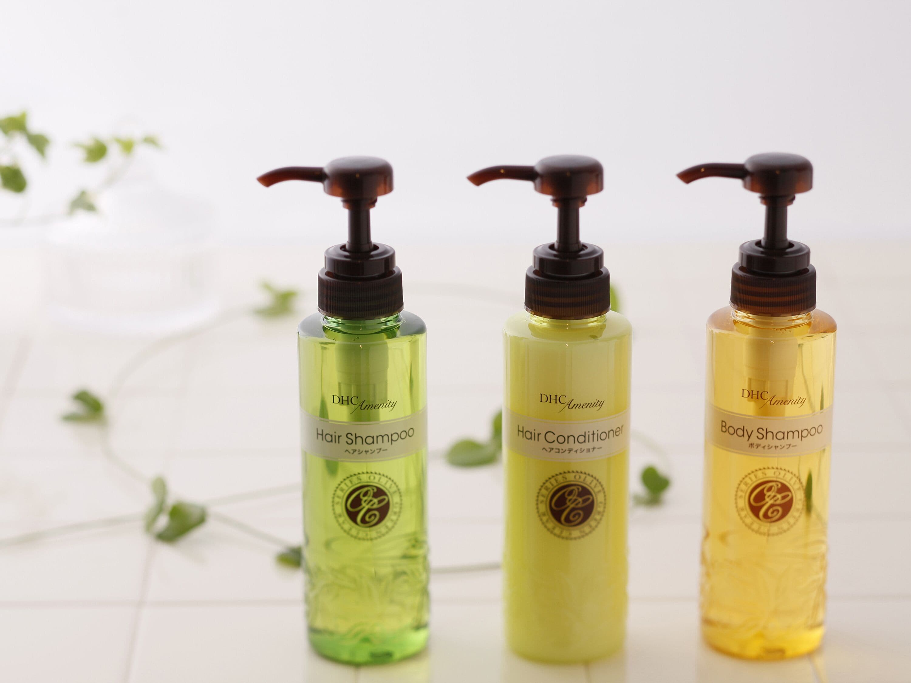 combined shower/bathtub, deep-soaking bathtub, free toiletries