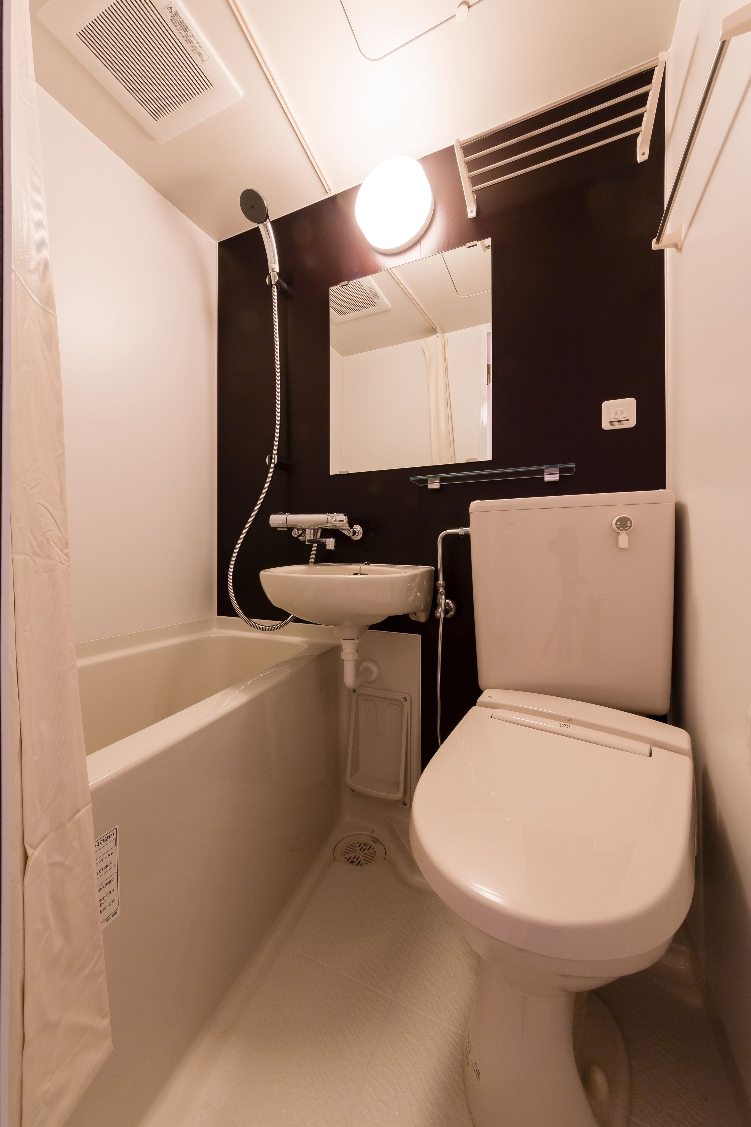 combined shower/bathtub, deep-soaking bathtub, free toiletries