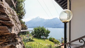 Un balcón con vista a un lago y montañas.