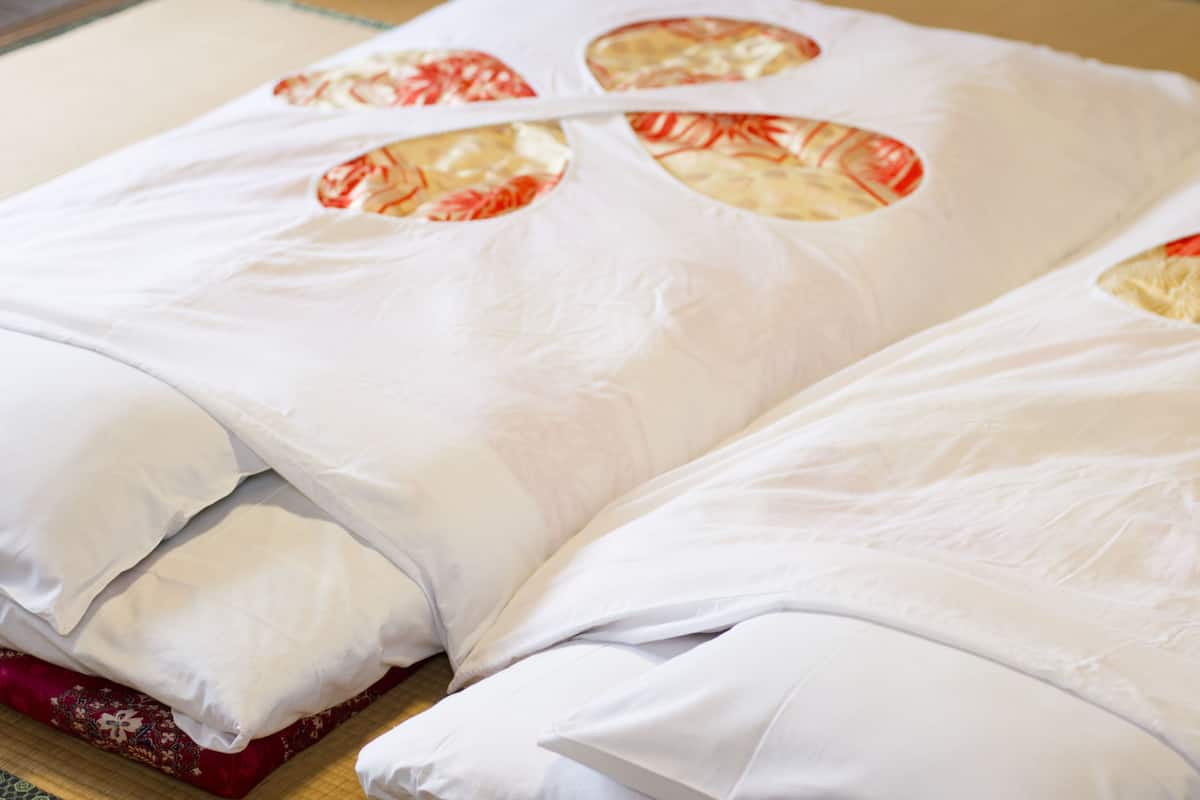 Escritorio, wifi gratis, ropa de cama
