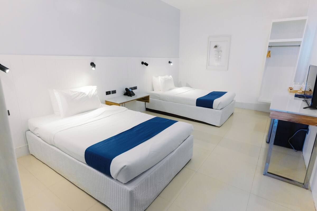 Deluxe Room, No Windows (No Balcony) | Bed sheets