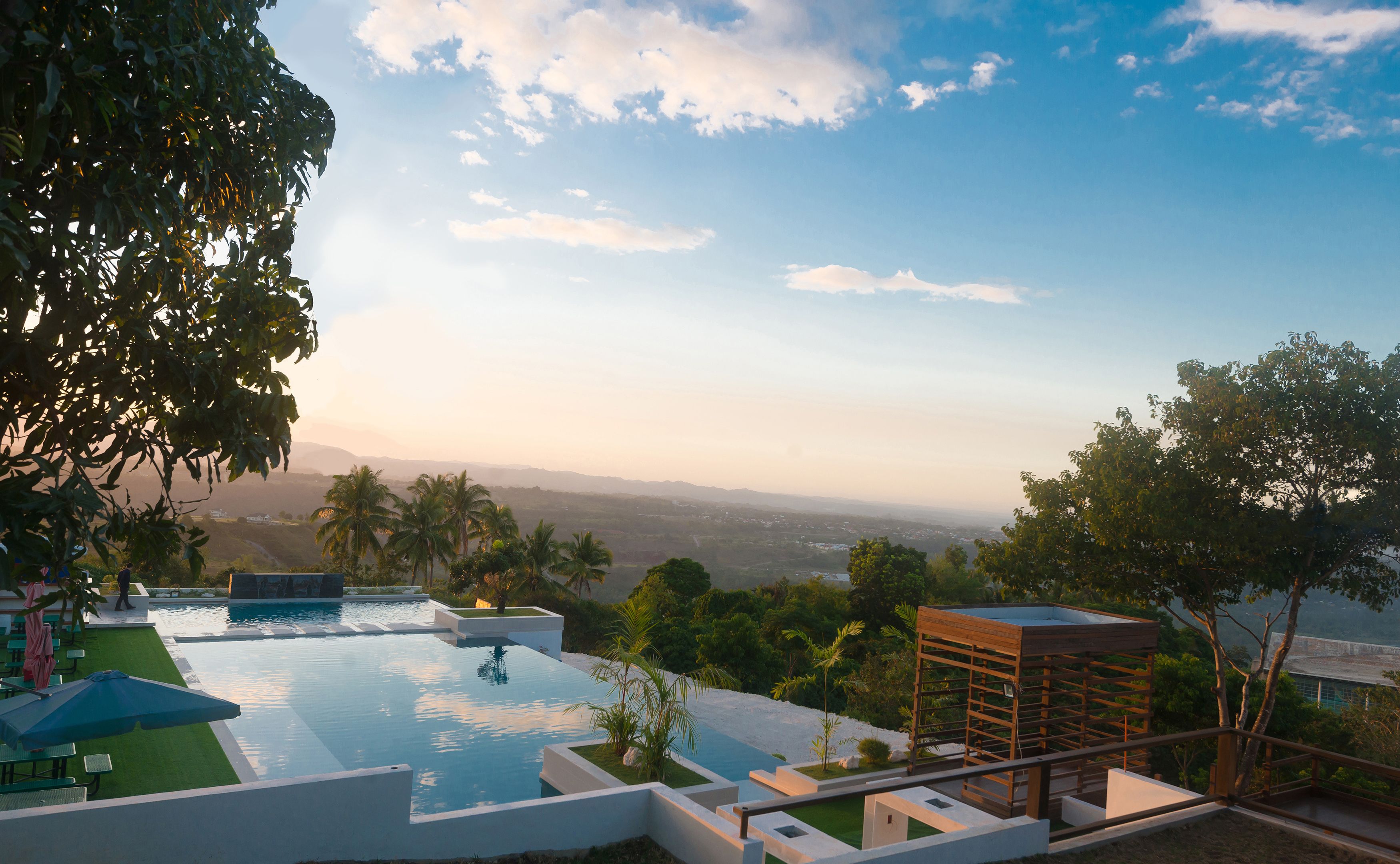 2 utendørsbassenger, bassengtelt (mot betaling) og bassengparasoller