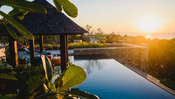 Luxury Penthouse Apartment with Rooftop Pool | Ropa de cama de alta calidad, caja fuerte, escritorio y cortinas opacas