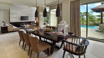 Luxury Ground Penthouse Apartment with Private Pool | Frühstücksbereich