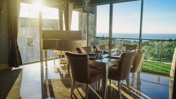 Luxury Penthouse Apartment with Rooftop Pool | Makan di kamar