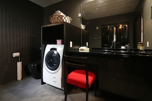 Premium Townhome | Bathroom amenities | Separate tub and shower, deep soaking tub, free toiletries, hair dryer