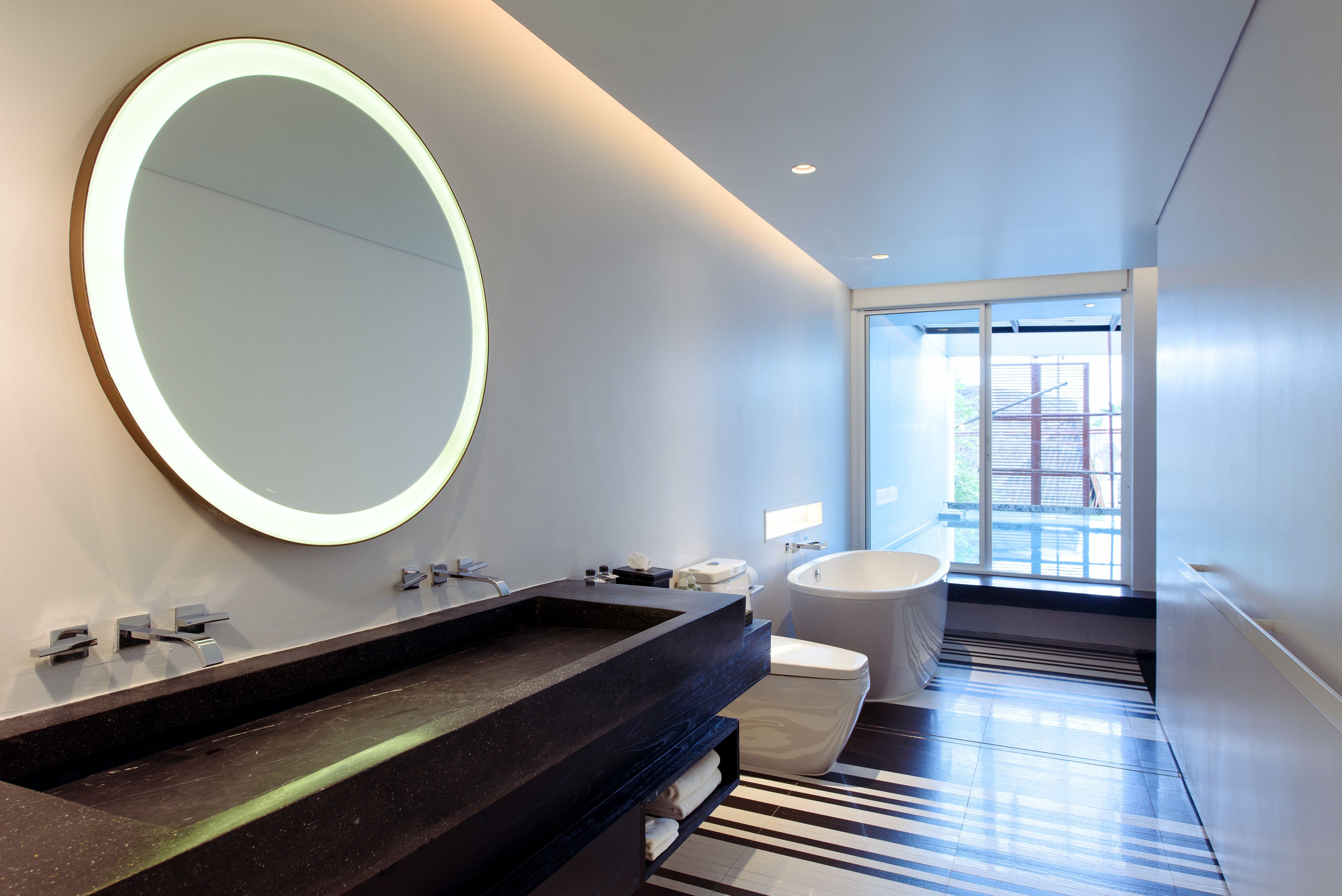 Pool Suite | 浴室 | 独立的浴缸和淋浴、吹风机、浴袍、拖鞋