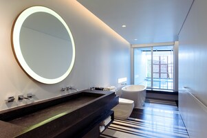 Pool Suite | 浴室 | 独立的浴缸和淋浴、吹风机、浴袍、拖鞋