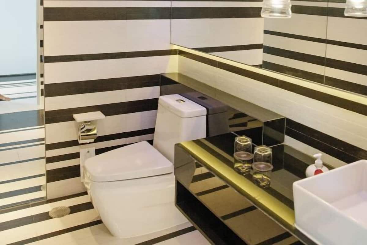 Baño | Bañera y ducha independientes, secador de pelo, albornoces y zapatillas