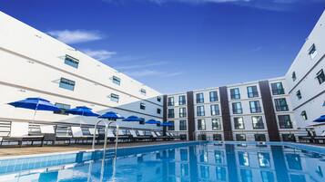 Piscina stagionale all'aperto, lettini