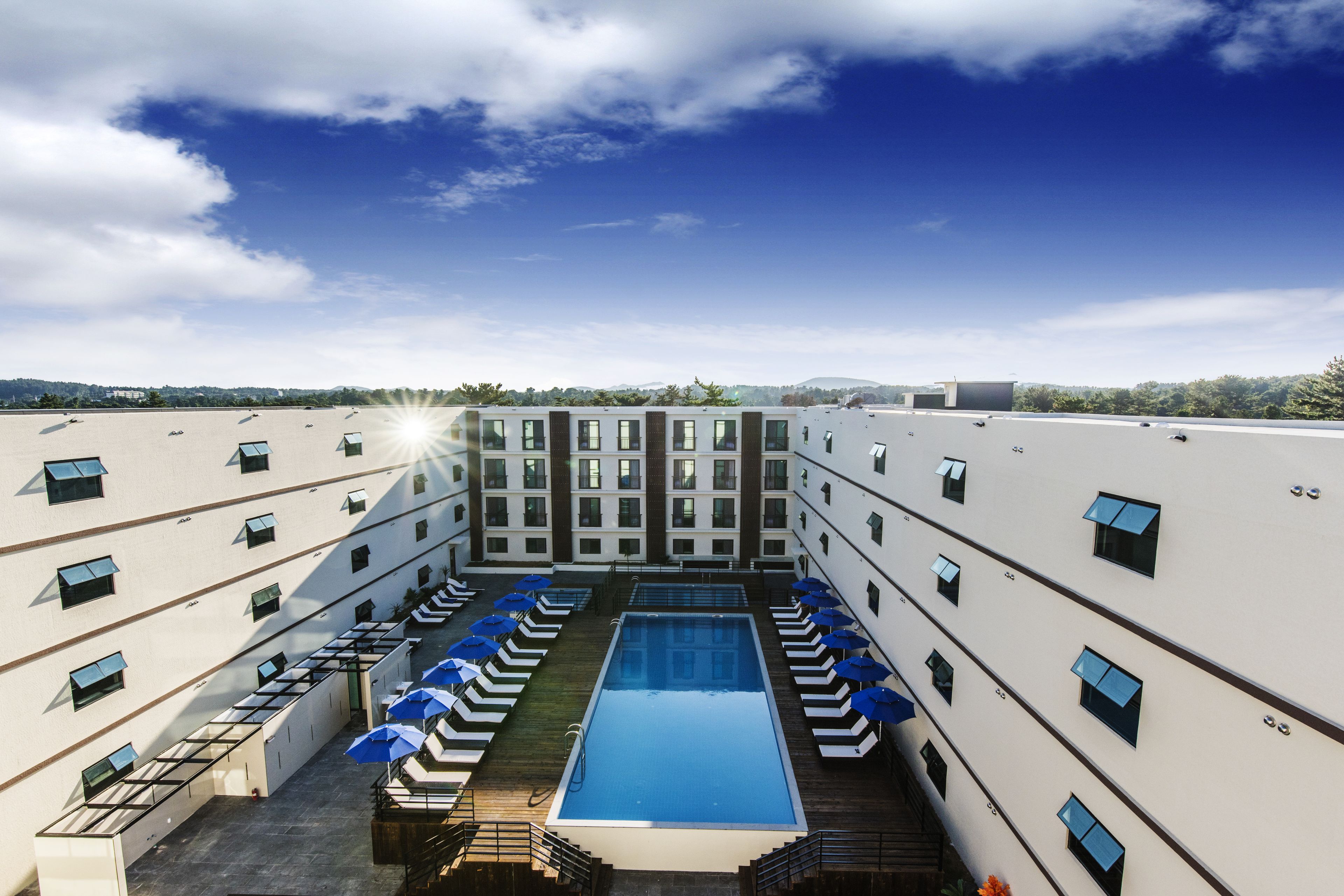 시즌별로 운영되는 야외 수영장, 15:00 ~ 22:00 오픈, 일광욕 의자