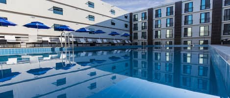 Seasonal outdoor pool, open 3:00 PM to 10:00 PM, sun loungers