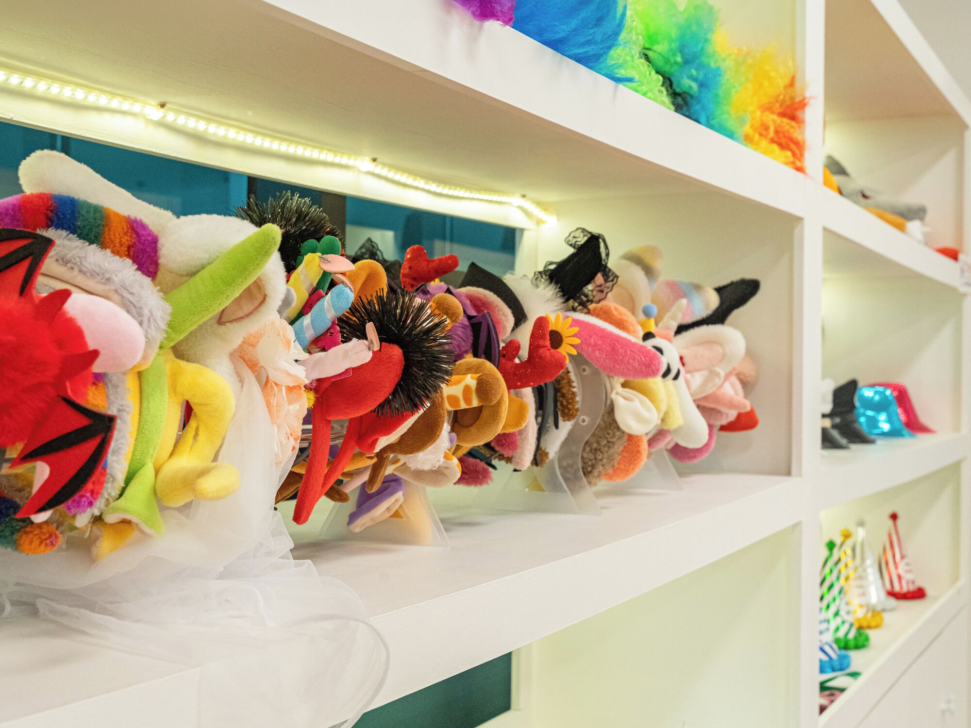 Una estantería con varios peluches.