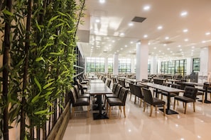 Daily buffet breakfast (KRW 13000 per person)