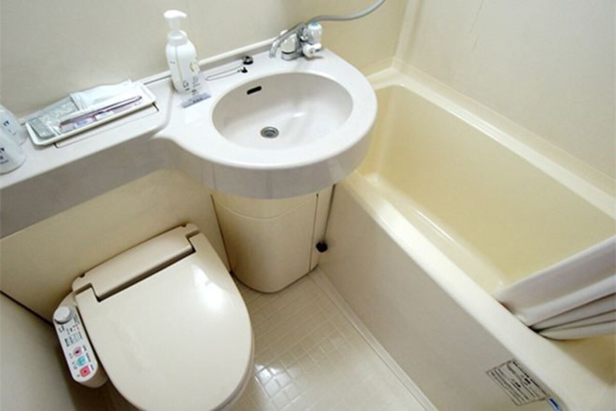 Ensemble douche/baignoire, articles de toilette de luxe, sèche-cheveux