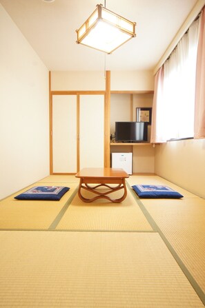 Habitación tradicional, para no fumadores (Japanese Style) | Escritorio, cortinas blackout y tabla de planchar con plancha 