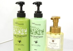 Trois produits de la gamme DHC Amenity : deux gels douche et un savon liquide moussant.