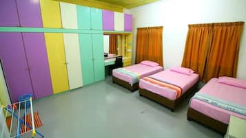 Triple Room With Private Bathroom | Desk, iron/ironing board, rollaway beds, free WiFi