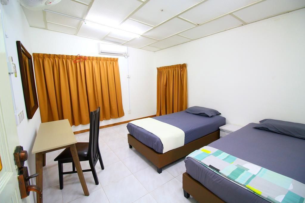 double room with shared bathroom | desk, iron/ironing board, rollaway beds, free wifi