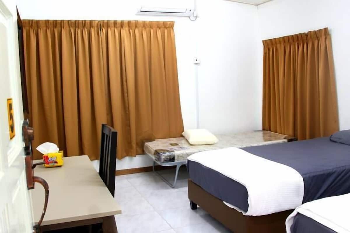 double room with shared bathroom | desk, iron/ironing board, rollaway beds, free wifi