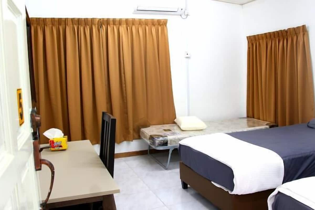 Double Room With Shared Bathroom | Desk, iron/ironing board, rollaway beds, free WiFi