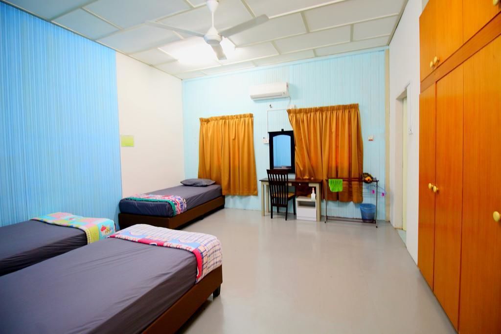 triple room with private bathroom | bathroom | shower, free toiletries, hair dryer, towels