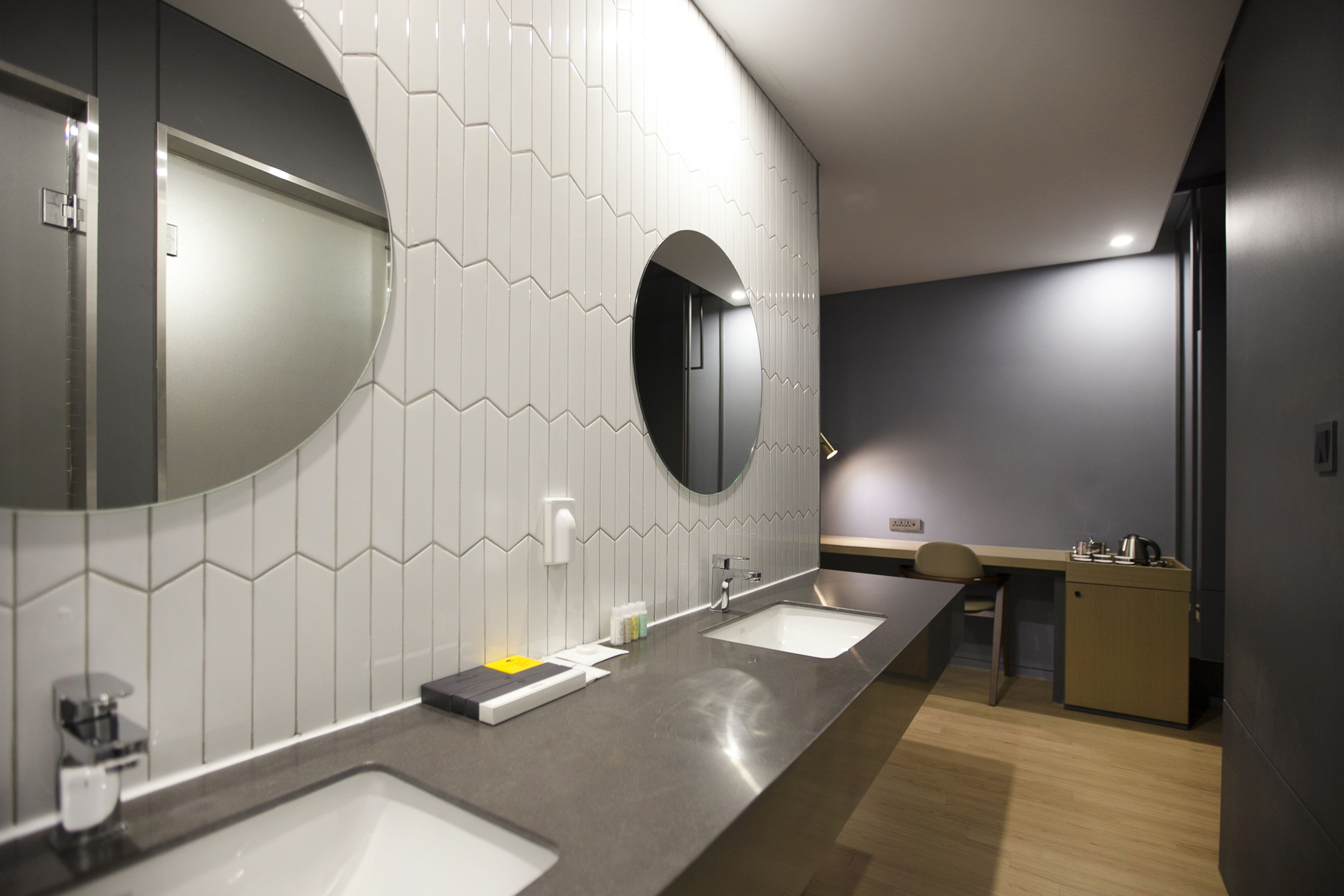 deluxe triple room | bathroom sink