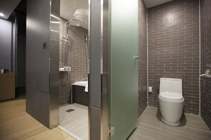 Suite familiar | Baño | Amenidades de baño de diseñador, secadora de cabello, batas, pantuflas 