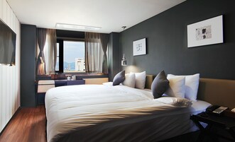Hollywood Twin Bed Ocean View | Seprai premium, selimut bulu angsa, busa memori, dan brankas
